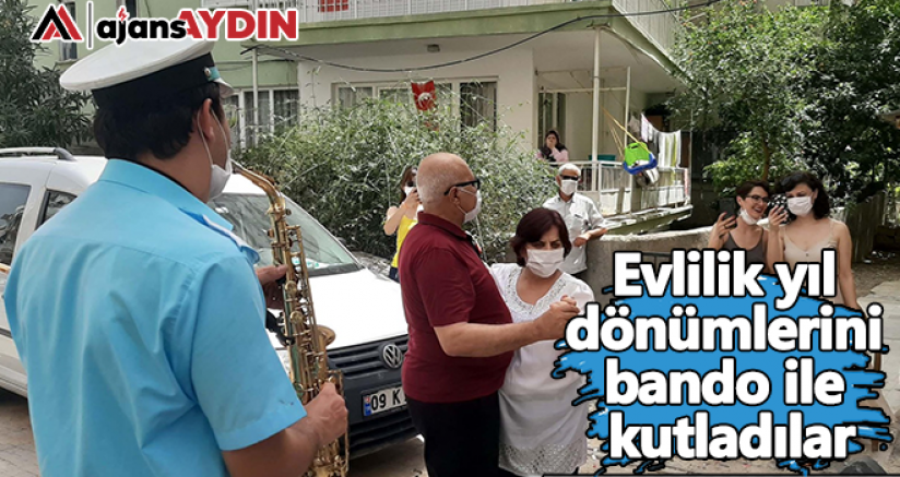 Evlilik yıl dönümlerini bando ile kutladılar