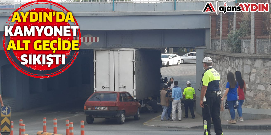 Aydın'da kamyonet alt geçide sıkıştı